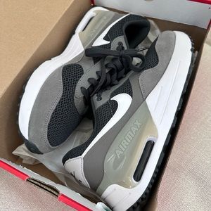 Nike Air Max SYSTM
$61 $100 | Size: 10.5 | Nike
NWT